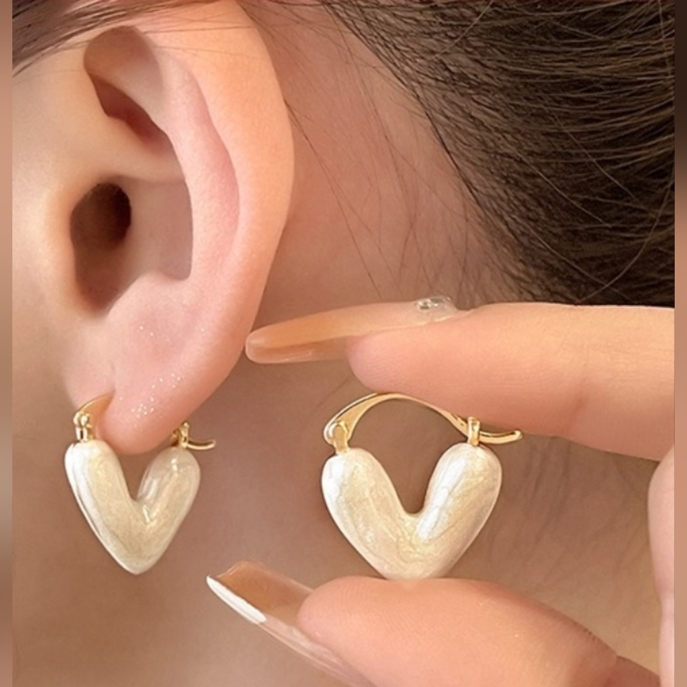 white shiny heart clip earrings ๐ค - Picture 1 of 4